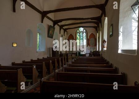 Villaggio parrocchiale chiesa di Saint Mary la Vergine, Nettlestead, Suffolk, Inghilterra, Regno Unito vista interna in navata a est finestra e altare Foto Stock