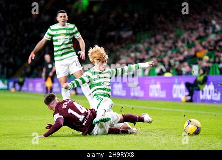 Foto di archivio datata 02-12-2021 di Heart of Midlothian Cameron Devlin (a sinistra) affrontare Celtic's Kyogo Furuhashi. Il manager celtico Ange Postecoglou ha fatto un colpo indietro ai critici che hanno suggerito l'attaccante celtico Kyogo Furuhashi va giù troppo facilmente. Data di emissione: Mercoledì 8 dicembre 2021. Foto Stock