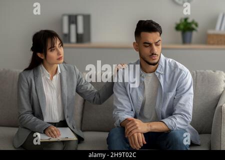 Riabilitazione psicologica di ex soldati. Uomo ararb depresso che soffre di disturbo da stress post traumatico Foto Stock