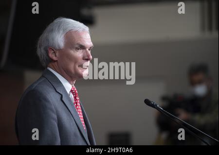 Washington, Stati Uniti. 08th Dic 2021. Il Rep. Bob Latta, R-OH, parla durante una conferenza stampa di discutere gli aumenti di fentanil e di overdose di droga negli Stati Uniti al Campidoglio degli Stati Uniti a Washington, DC mercoledì 8 dicembre 2021. Foto di Bonnie Cash/UPI Credit: UPI/Alamy Live News Foto Stock