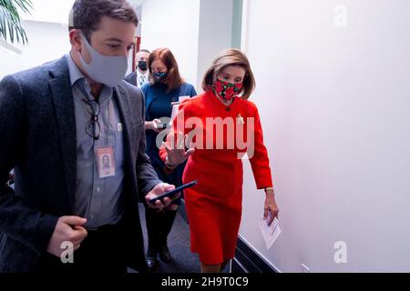 Presidente DELLA Casa NANCY Pelosi (R) È seguito da membri dei media di notizie che lascia dopo un incontro House Democratic Caucus su Capitol Hill a Washington, DC, USA, 08 dicembre 2021. I leader del Congresso hanno creato un percorso per evitare un default creditizio, accettando una legge unica che consentirebbe ai democratici di innalzare il tetto del debito nazionale con un voto a maggioranza semplice al Senato. Il Dipartimento del Tesoro ha detto che senza un’azione del Congresso gli Stati Uniti non sarebbero in grado di prendere in prestito fondi aggiuntivi per adempiere ai propri obblighi subito dopo dicembre 15. Foto Stock