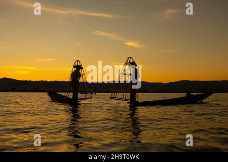 mandalay, birmania, myanmar, 20 novembre 2016: pescatori del lago inle all'alba del mattino Foto Stock