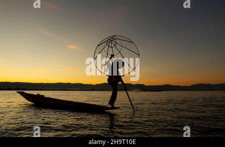 mandalay, birmania, myanmar, 20 novembre 2016: pescatori del lago inle all'alba del mattino Foto Stock