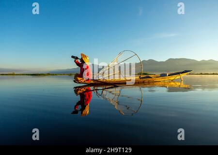 mandalay, birmania, myanmar, 20 novembre 2016: pescatori del lago inle all'alba del mattino Foto Stock