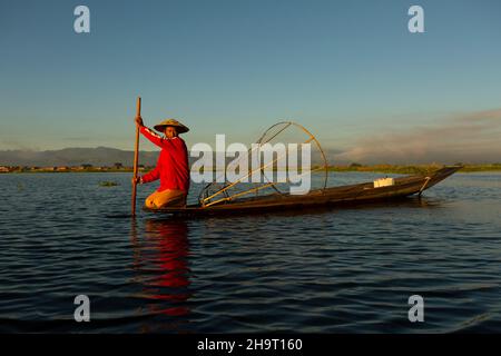 mandalay, birmania, myanmar, 20 novembre 2016: pescatori del lago inle all'alba del mattino Foto Stock