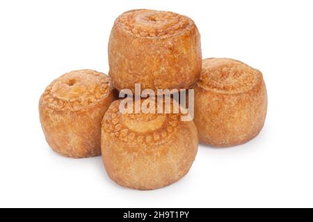 studio di piccole torte di maiale tagliato su uno sfondo bianco - John Gollop Foto Stock