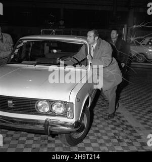 Warszawa, 1969-11-21. Fabryka samochodów Osobowych na warszawskim ¯eraniu. NZ. Sobies³aw Zasada odbiera samochód Fiat 125p przygotowany przez FSO na rajd samochodowy Londyn-Meksyk, który odbêdzie siê na pocz¹tku 1970 r. mta PAP/Tadeusz ZagoŸdziñski Varsavia, 21 novembre 1969. L'impianto di produzione di autovetture dell'UST nel distretto di Zeran a Varsavia. Nella foto: Sobieslaw Zasada assume la Fiat 125p preparata dall'UST per il rally Londra-Messico, che si terrà all'inizio del 1970. mta PAP/Tadeusz Zagozdzinski Foto Stock