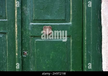 Vecchia casa rurale Castleton porta in legno verde con un antico supporto in ottone e serratura a Nafplio, Grecia. Foto Stock