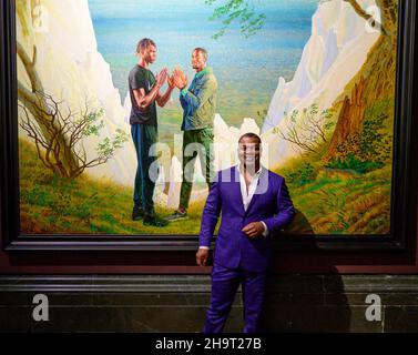 National Gallery, Trafalgar Square, Londra, Regno Unito. 8 dicembre 2021. Kehinde Wiley: Il Prelude, anteprima della mostra. Kehinde Wiley è un artista americano più noto per i suoi ritratti che rendono le persone di colore nelle tradizionali ambientazioni di quadri Old Master. Nel 2017 è stato incaricato di dipingere Barack Obama diventando il primo artista nero a dipingere un ritratto ufficiale di un presidente degli Stati Uniti. In questa mostra, Wiley sposta l'attenzione sulla tradizione europea della pittura paesaggistica. Credit: Malcolm Park/Alamy Live News. Foto Stock