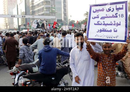 I residenti di Lyari bloccano la strada mentre stanno tenendo la manifestazione di protesta contro il prolong sui-gas di carico spargimento nella loro zona, organizzato da Peoples Party (PPP), tenuto vicino Shaheen complesso edificio a Karachi il mercoledì 08 dicembre 2021. Foto Stock