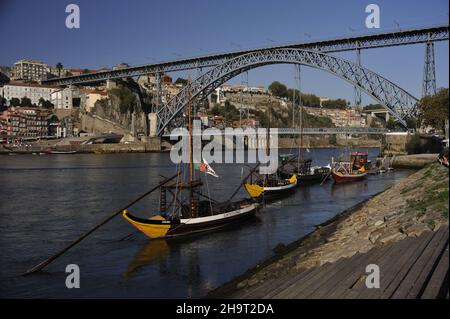 Porto, Rio Douro mit Ponte Dom Luís i von 1886 Foto Stock