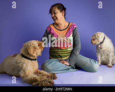Studio ritratto di una donna di mezza età con due cani, Regno Unito Foto Stock