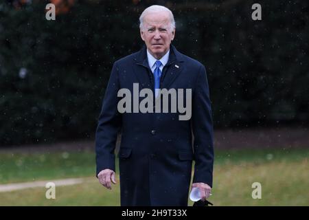 Washington, Stati Uniti. 08th Dic 2021. Il Presidente Joe Biden cammina sul prato meridionale della Casa Bianca prima di salire a bordo di Marine One il 8 dicembre 2021 a Washington, DC., per un viaggio a Kansas City, Missouri (Foto di Oliver Contreras/Sipa USA) Credit: Sipa USA/Alamy Live News Foto Stock