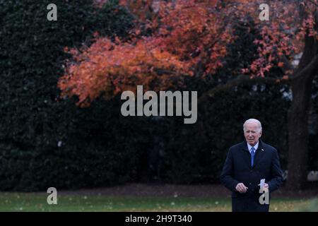 Washington, Stati Uniti. 08th Dic 2021. Il Presidente Joe Biden cammina sul prato meridionale della Casa Bianca prima di salire a bordo di Marine One il 8 dicembre 2021 a Washington, DC., per un viaggio a Kansas City, Missouri (Foto di Oliver Contreras/Sipa USA) Credit: Sipa USA/Alamy Live News Foto Stock