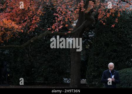 Washington, Stati Uniti. 08th Dic 2021. Il Presidente Joe Biden cammina sul prato meridionale della Casa Bianca prima di salire a bordo di Marine One il 8 dicembre 2021 a Washington, DC., per un viaggio a Kansas City, Missouri (Foto di Oliver Contreras/Sipa USA) Credit: Sipa USA/Alamy Live News Foto Stock