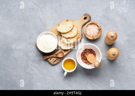 Toast fritto a base di pane fresco con salsa e olio d'oliva. Concetto di cucina artigianale alternativa. Vista dall'alto, spazio di copia Foto Stock