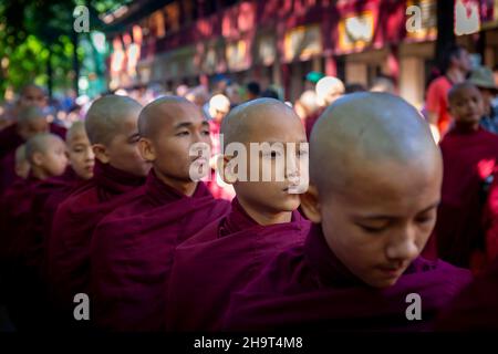 Mandalay, Myanmar, 18 novembre 2016: I monaci che preparano la cena Foto Stock