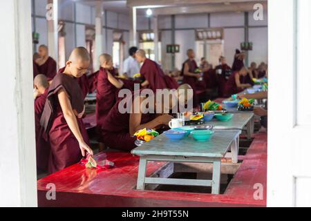 Mandalay, Myanmar, 18 novembre 2016: I monaci che preparano la cena Foto Stock