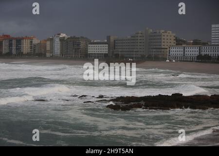A Coruna, Spagna tempo 8th dicembre 2021.Stormy barra colpisce la costa galiziana con grandi onde. La costa della città Una Coruna lashed dalle onde causate dalla tempesta. Credit: Imaxepress / Alamy live news Foto Stock