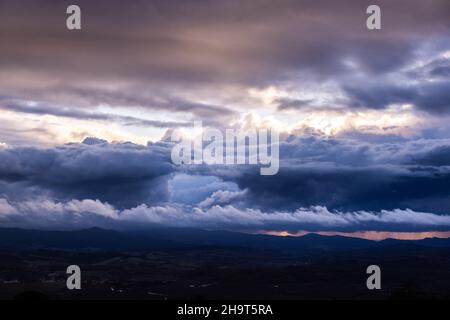 Nuvole drammatiche in una serata tempesta Foto Stock