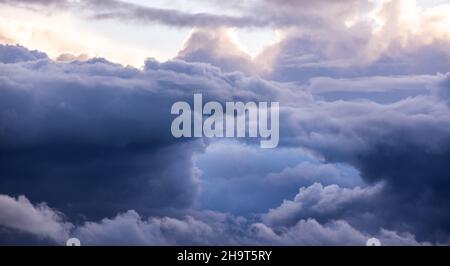 Nuvole drammatiche in una serata tempesta Foto Stock