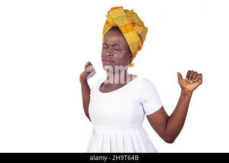 bella giovane donna che indossa sciarpa sulla testa, stanca che si allunga all'interno. Foto Stock