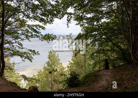 Vista dalla splendida destinazione escursionistica punto panoramico sul Streckelsberg a Koserow, sull'isola di Usedom nel Mar Baltico Foto Stock