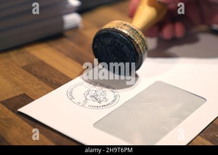 Himmelsberg, Germania. 08th Dic 2021. Il timbro del mittente della casa di Babbo Natale è stampato su una busta presso l'ufficio postale di Natale a Himmelsberg, un distretto di Sondershausen. Ogni anno, circa 7.000 lettere provenienti da tutto il mondo arrivano all'ufficio postale di Natale e sono tutte risposte. Credit: Bodo Schackow/dpa-Zentralbild/dpa/Alamy Live News Foto Stock