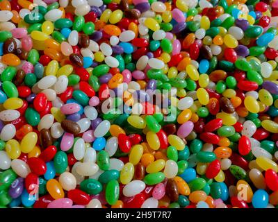 Sfondo da caramelle da masticare multicolore di forme diverse Foto Stock