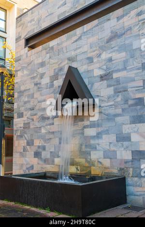 Milano, Lombardia, Italia - Dicembre 07 2021: Monumento al presidente italiano Sandro Pertini, progettato dall'architetto Aldo Rossi Foto Stock