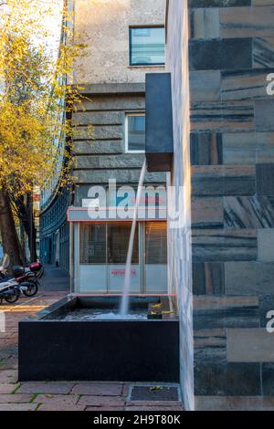 Milano, Lombardia, Italia - Dicembre 07 2021: Monumento al presidente italiano Sandro Pertini, progettato dall'architetto Aldo Rossi Foto Stock