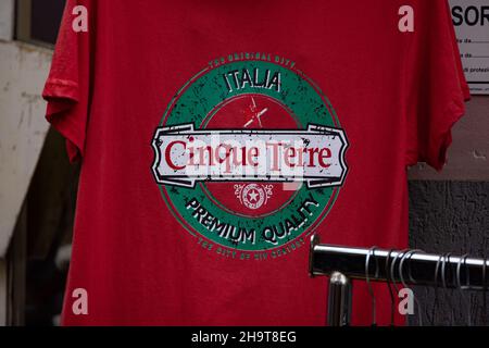 Souvenir e T-Shirts delle cinque Terre in Italia - CINQUE TERRE, ITALIA - 28 NOVEMBRE 2021 Foto Stock