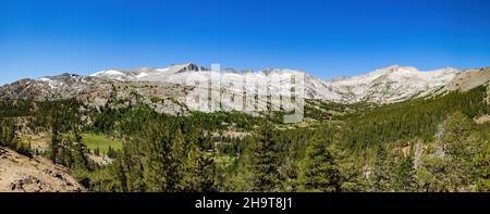 La bella vista della montagna del lago di borsette nella Foresta Nazionale di Inyo Foto Stock