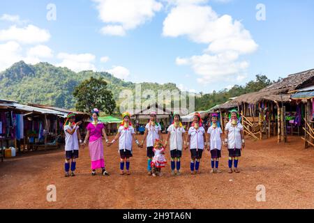 Mandalay, Myanmar, 15 novembre 2016: Donna asiatica a collo lungo Kayan Padaung in costume tradizionale. Minoranza etnica in Asia. Bel ritratto di triba Foto Stock