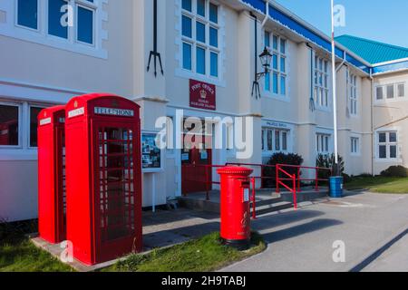 L'edificio degli uffici postali con le tradizionali cassette telefoniche e le cassette postali a Port Stanley, nelle Isole Falkland Foto Stock