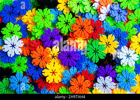 Sfondo vibrante con blocchi colorati a forma di fiocco. Giocattolo didattico prescolare Foto Stock