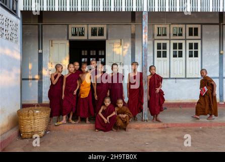 Mandalay, Myanmar, 18 novembre 2016: Piccoli monaci sorridenti dopo l'allenamento Foto Stock