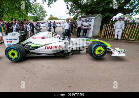 Brawn BGP 001 Formula 1, Grand Prix racing car lasciando l'area di assemblaggio per la salita al Goodwood Festival of Speed, UK, 2016 Foto Stock