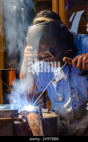 Saldatrice operante nel settore brasiliano. Foto Stock