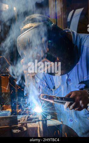 Saldatrice operante nel settore brasiliano. Foto Stock