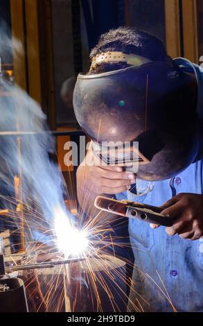 Saldatrice operante nel settore brasiliano. Foto Stock