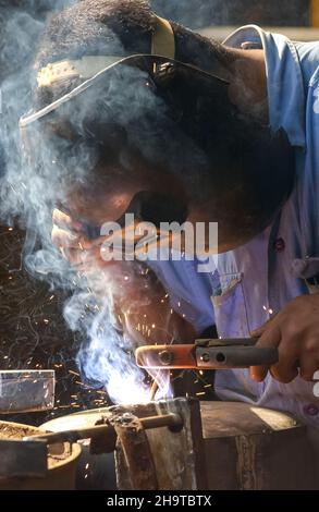 Saldatrice operante nel settore brasiliano. Foto Stock