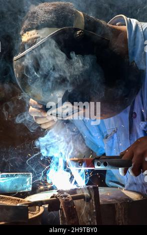Saldatrice operante nel settore brasiliano. Foto Stock