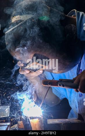 Saldatrice operante nel settore brasiliano. Foto Stock