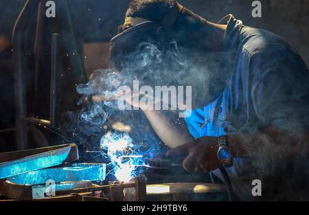 Saldatrice operante nel settore brasiliano. Foto Stock