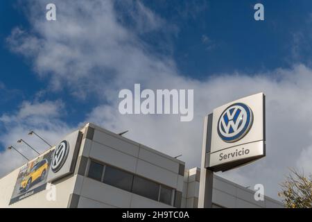 Llucmajor, Spagna; dicembre 05 2021: Primo piano di una concessionaria Volkswagen in una giornata di sole, nella città di Mallorcan di Llucmajor Foto Stock