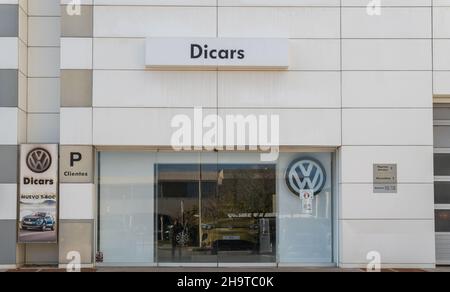 Llucmajor, Spagna; dicembre 05 2021: Primo piano di una concessionaria Volkswagen in una giornata di sole, nella città di Mallorcan di Llucmajor Foto Stock