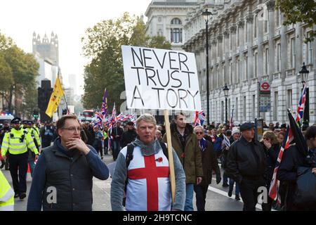 Londra protesta politica Regno Unito: Tory Lies, Tory Cuts, Never Trust a Tory. Tory politica. Politica britannica Regno Unito. Dimostrazione Tories out. Foto Stock