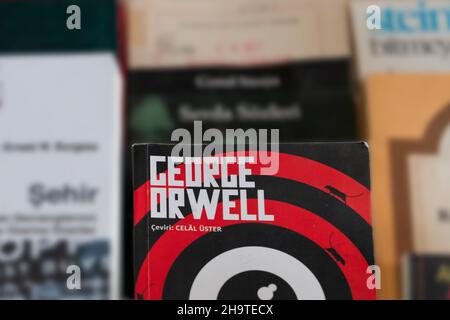 Ankara, Turchia - Dicembre 05 2021: Libro su George Orwell è in vendita in un mercato delle pulci. Foto Stock