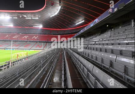 Monaco di Baviera, Germania. 08th Dic 2021. Calcio: Champions League, Bayern Monaco di Baviera - FC Barcellona, Group Stage, Group e, Matchday 6, Allianz Arena. Gli stand per gli spettatori sono vuoti prima della partita. Credit: Sven Hoppe/dpa/Alamy Live News Foto Stock